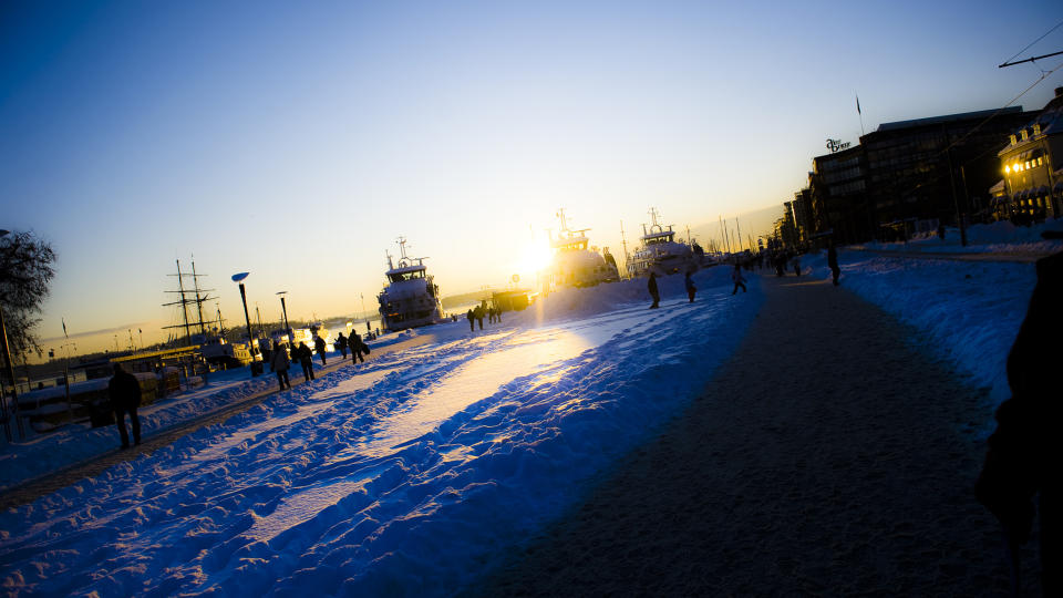 KALDT I OSLO: Meteorologene varsler temperaturer ned mot 20 minus flere steder i landet i dagene som kommer. P� kaia i Oslo er det full vinterstemning. Foto: H�kon Eikesdal