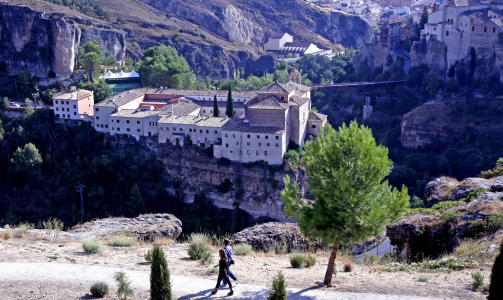 SLOTTSHOTELL: Dette gamle klosteret i den verneverdige spanske byen Cuenca er omgjort til et f�rsteklasses paradores-hotell. Foto: Eivind Pedersen