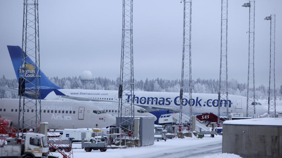 ST�R FORTSATT: Thomas Cook-flyet st�r fortsatt v�rfast p� Gardermoen, snart et d�gn etter at det skulle tatt av mot Phuket, Thailand. Foto: Hans Arne Vedlogg/Dagbladet