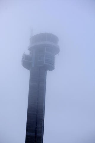 FORTSATT KALDT: Det er minus 16 grader p� Gardermoen i dag - og v�rmeldinga for de kommende dagene varsler fortsatt kaldt v�r.