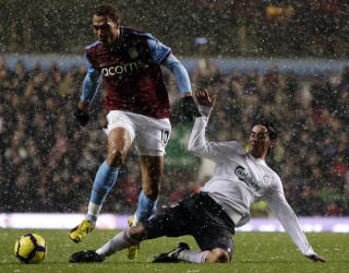 FRA START: I Emile Heskeys frav�r fikk endelig John Carew starte. Men han kom aldri n�rmere enn headingen som str�k stolpen ca. 20 minutter f�r slutt. Her i duell med Alberto Aquilani. Foto: REUTERS/Darren Staples