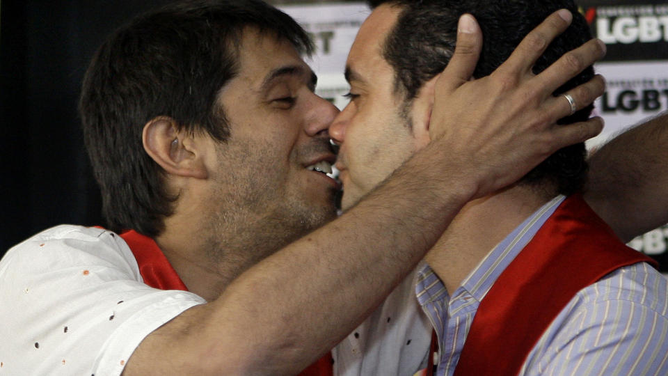 SKREV HISTORIE: Alex Freyre (T.V.) OG partneren Jose Maria Di Bello, ble Latin-Amerikas f�rste homofile ektepar i Argentina mandag. Foto: AP Photo/Eduardo Di Baia.