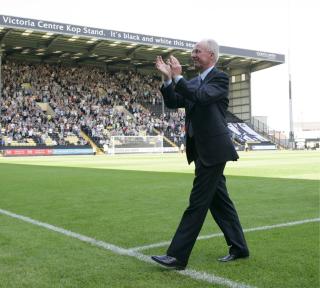 LIGGER AN TIL OPPRYKK: Notts County-direkt�r Sven-G�ran Eriksson var i Oslo i g�r kveld, for � fikse en norsk sponsor. Her er svensken p� Meadow Lane f�r sesongstart. Foto: EPA/LEE SANDERS