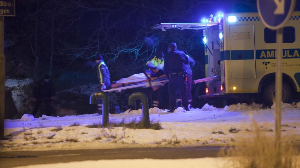 HADDE PULS: Her jobber ambulansepersonell med gjenoppliving av 18-�ringen, men hun d�de seinere p� sykehuset av de voldsomme skadene. Foto: SCANPIX