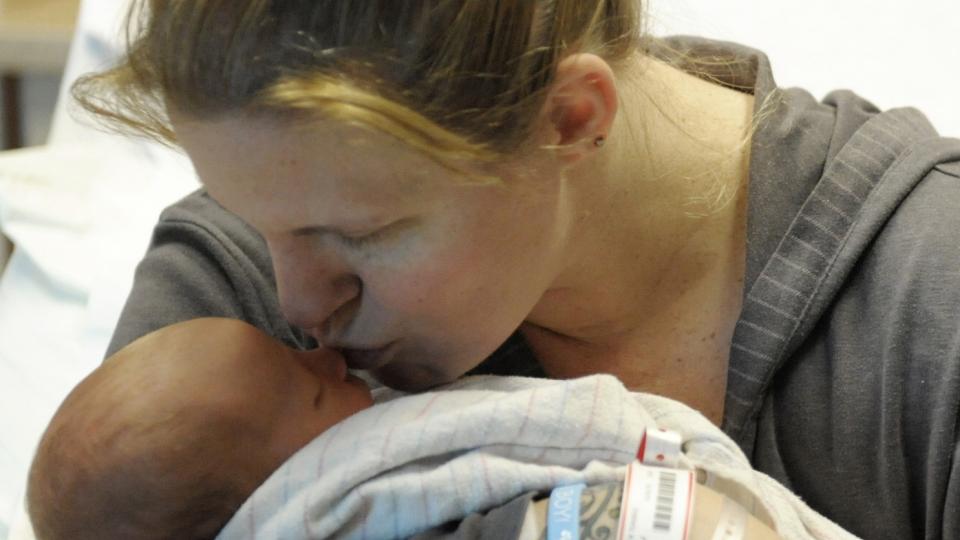 V�KNET TIL LIVE: Tracy Hermanstorfer (33) med nyf�dte Coltyn p� Colorado Springs Memorial Hospital. B�de moren og babyen var livl�se rett etter f�dselen, men v�knet til live igjen p� uforklarlig vis. Foto: The Colorado Springs Gazette/AP/SCANPIX