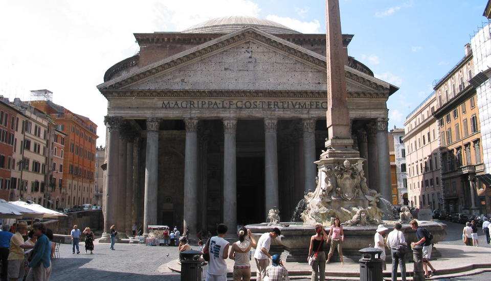 UTG�TT P� DATO: Muslinger utg�tt p� dato og ansjos med mark skulle selges som delikatesse i Roma, men den italienske kystvakten konfiskerte sj�maten.  Foto: Stein Hallingstad / SCANPIX