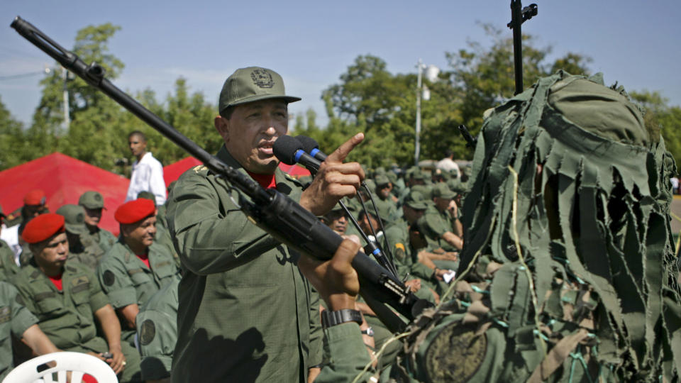 ST�TTER IRAN: Venezuelas president Hugo Ch�vez velger � st�tte regimet i Iran framfor opposisjonen, som han mener er et verkt�y for USA. Her er han fotografert under en tale han holdt i en milit�rleir i Venezuela mandag. Foto: REUTERS/SCANPIX