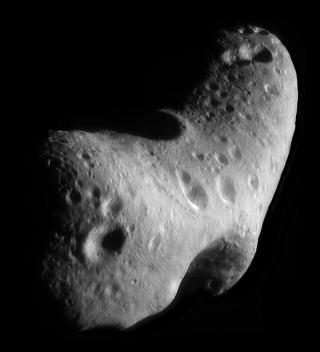 �DELEGGENDE: Det st�rste asteroidebeltet i v�rt solsystem ligger mellom Mars og Jupiter. Dette bildet viser asteroiden Eros, som heldigvis ikke p� kollisjonskurs med jorden. Den er 13 kilometer lang og ville utryddet menneskeheten om den traff planeten v�r. Illustrasjon: NASA / SCANPIX