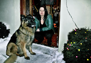 BEKYMRET: Torund Lauritzen Osbakk (31) synes det er sv�rt skremmende at hennes n�rmeste nabo er blitt funnet drept. Her sammen med hunden Leo. Foto: Jacques Hvistendahl