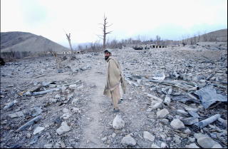 KRIGEN I AFGHANISTAN: En Afghaner vandrer i 2001 gjennom restene av et utbombet amunisjonsdepot utenfor Kabul. Foto: JON TERJE HELLGREN HANSEN
