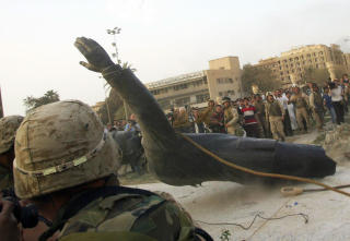 KRIGEN I IRAK: Statuen av Saddam Hussein blir revet ned 9. april 2003. Foto: SCANPIX