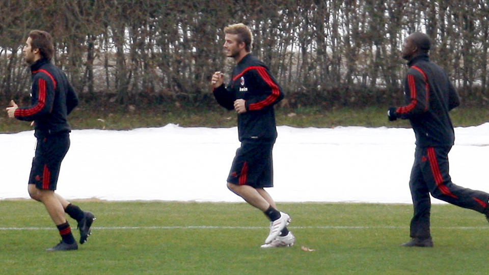 TILBAKE I ITALIA: David Beckham er utleid fra LA Galaxy til AC Milan for andre vinter p� rad. Her p� trening i Carnago i romjula. Foto: AP/Antonio Calanni