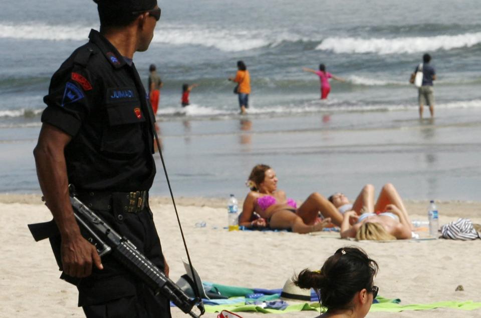 ANSPENT: Den amerikanske ambassaden frykter et terrorangrep mot turister og forretningsfolk i kveld. Her vaktholdet p� stranda etter at flere bomber eksploderte i hovedstaden Jakarta 19. juli i �r. Arkivfoto: SCANPIX