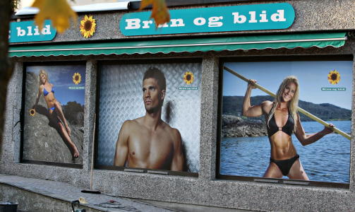S�KER VANLIG MODELL: Tidligere har kjendismodellene Kathrine S�rland, Charlotte Thorstvedt, Kristian Kjelling og Cathrine Lars�sen st�tt modell for solkjeden. N� har alts� alle som vil det muligheten til � f�lge i deres fotspor.
Foto: ARNT E. FOLVIK