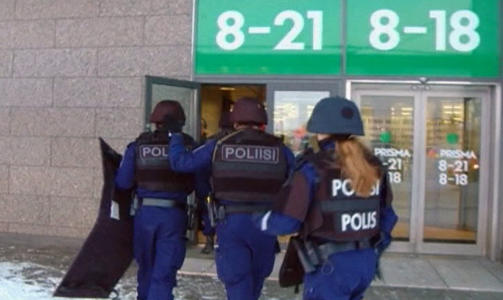 P� FRIFOT: To timer etter at skytedramaet startet, jaktet enn� politiet p� gjerningsmannen, som antas � v�re en navngitt 43-�ring. Foto: REUTERS