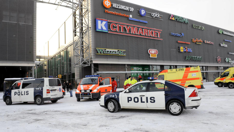 PFIRE PERSONER DREPT: De fire ble skutt og drept inne i dette senteret. Foto: AFP PHOTO/LEHTIKUVA/Martti Kainulainen