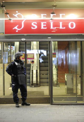 JAKTER GJERNINGSMANNEN: Store politistyrker jakter p� den antatte gjerningsmannen. Foto: REUTERS/Martti Kainulainen/Lehtikuva
