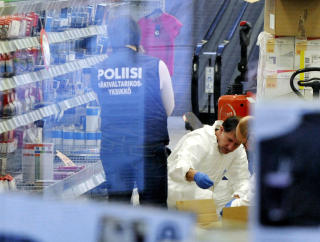 UNDERS�KER �STEDET: Krimteknikere er i gang med � unders�ke kj�pesenteret. Foto: AFP PHOTO/LEHTIKUVA/Jussi Nukari/Scanpix