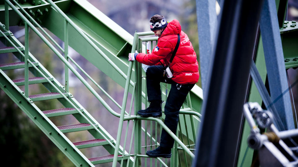 MISFORN�YD MED UTSIKTEN Mika Konjonkoski tok seg en ensom klattretur under kvalifiseringen i Garmisch-Partenkirchen p� nytt�rsaften. Finnen var misforn�yd med utsikten fra trenertribunen. Derfor tok han seg opp i den lille bakken ved siden av. Foto: Thomas Rasmus Skaug