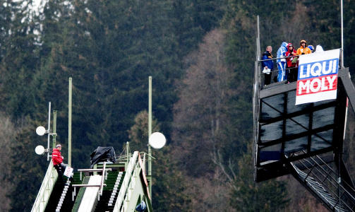  ENSOMT P� TOPPEN:  Mika Kojonkoski fant seg en plass i nabobakken for � se p� kvaliken i Garmisch-Partenkirchen i dag. De andre trenerne til h�yre.  Foto: Thomas Rasmus Skaug