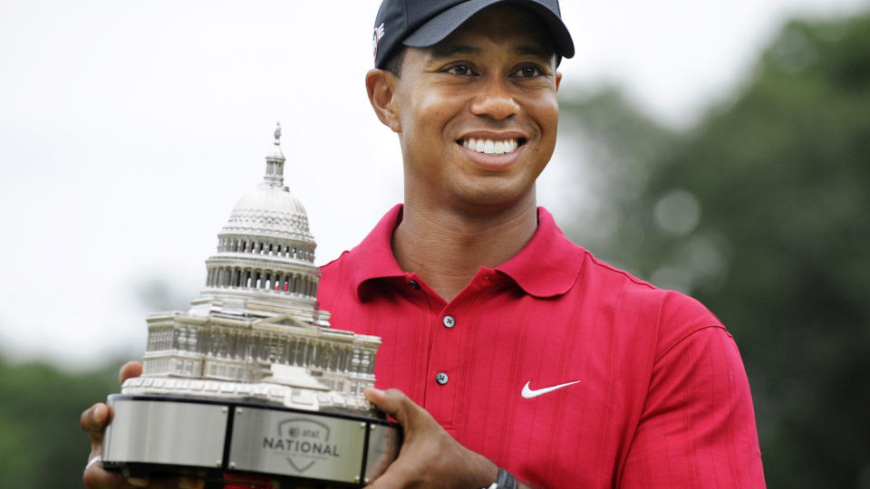 DET VAR ANDRE TIDER: Tiger Woods er her fotografert i juli 2009 med pokalen for AT&T National PGA golf tournament. N� dropper AT&T Woods.Foto: REUTERS/Jonathan Ernst/Scanpix