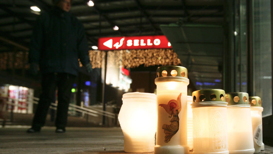 �STEDET: Tente lys utenfor kj�pesenteret i Esbo i kveld. Foto: AP