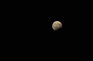 M�NEN OVER TROMS�: Bildet er tatt i Troms� ca kl. 20.30 i kveld. Foto: Susanne Hansen