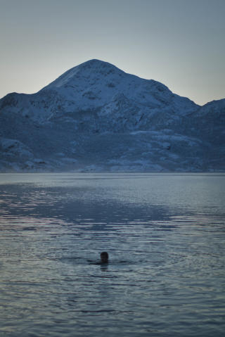 NYTT�RSAFTEN I LOFOTEN: Er dette Norges t�ffeste mann? Han tok seg et bad i Lofoten nytt�rsaften.