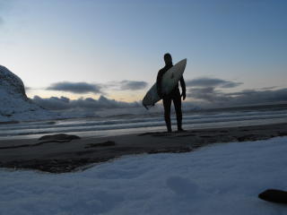 SURFING P� NYTT�RSAFTEN: Ingen bedre feiring enn surfing p� Alnes utenfor �lesund med Erik Sondre,
Tellef og Snorre, skriver en av v�re lesere som sender oss dette bildet.
