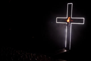P� KORSET: Hank von Helvete, aka Jesus, henger p� korset under forestillingen �Jesus Christ Superstar�. Foto: Christian Thomassen