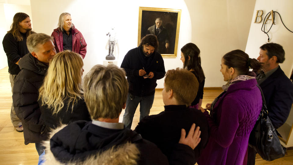 SKREV AUTOGRAFER: Oslos fattige og bostedsl�se fikk i kveld se teaterstykket �Jesus Christ Superstar� p� Det Norske Teatret. Etterp� skrev hovedpersonen, Hans-Erik Dyvik Husby, autografer til de som ville ha. Foto: Christian Thomassen/Scanpix