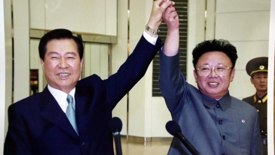 FORBERDER SEG: M�tet mellom president Kim Dae-jung og Nord-Koreas president Kim Jong-Il sommeren 2000 var starten p� forsoningsprosessen mellom de to landene. N� vil Kim Jong-Il forbedre forholdet til USA. Foto: Robert S. Eik
