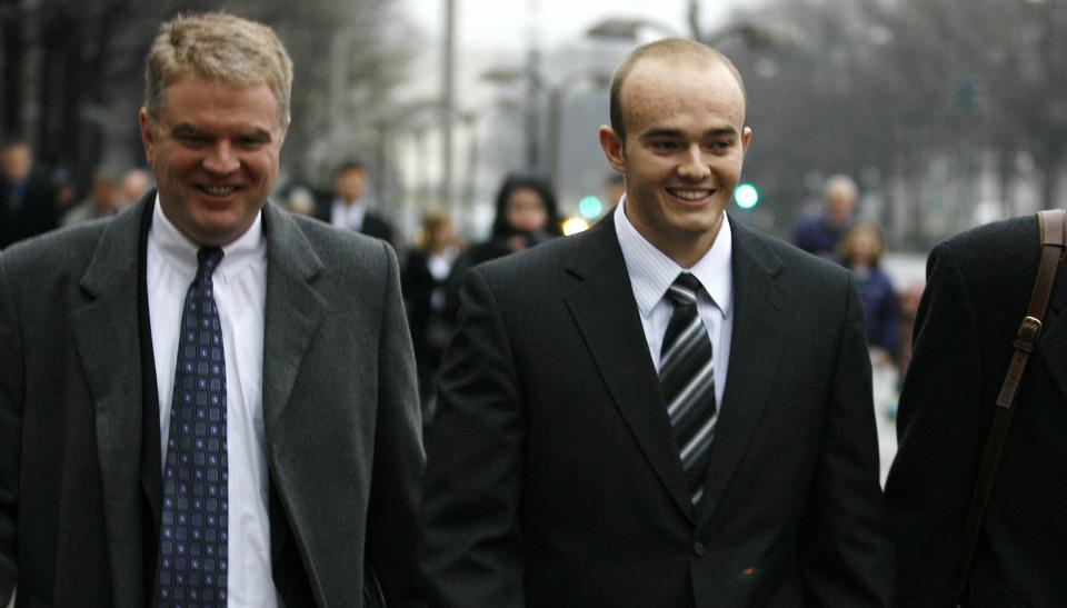 MENER HAN ER USKYLDIG: Det amerikanske sikkerhetsfirmaet Blackwater ble anklaget for � ha drept sivile. Her er sikkerhetsvakt Nick Slatten (til h�yre) sammen med sin advokat  Thomas Connolly. De forlater rettssalen i Washington etter at Slatten erkl�rte seg ikke skyldig i drapsanklagene. Bildet ble tatt i november 2009. Foto: AP/Jose Luis Magana