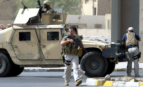 I AKSJON: Her er det amerikanske private sikkerhetsfirmaet Blackwater i aksjon n�r den iranske ambassaden i sentrum av Bagdad i 2005. Foto: AFP/AHMAD AL-RUBAYE