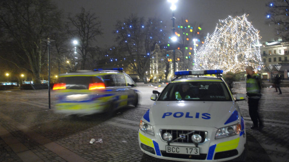 INTENS JAKT: Et f�rtitalls politifolk leter etter fire�ringen. Politiet gj�r det klart at det trolig er snakk om en kriminell handling. Foto: Foto: Oscar Persson / PhotoMedia