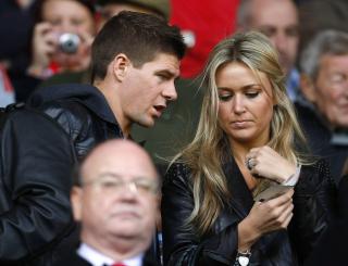 HJEMME: Alex Curran, kona tiL England-kaptein Steven Gerrard, er klar til å reise til Sør-Afrika når som helst. Men hun får ikke lov. Foto: Phil Noble / REUTERS. HJEMME: Alex Curran, kona tiL England-kaptein Steven Gerrard, er klar til å reise til Sør-Afrika når som helst. Men hun får ikke lov. Foto: Phil Noble / REUTERS.