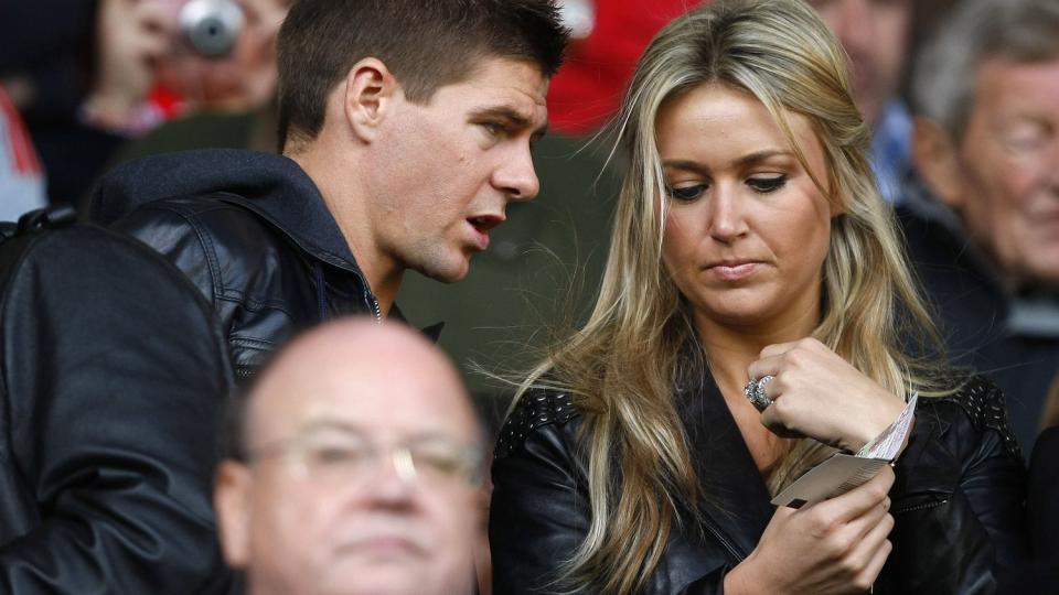 FRONTFIGUR: Kona til Liverpool-kaptein Steven Gerrard, Alex, har blitt frontfigur for den britiske satsningen til det treningsproduktet Shake Weight. Sp�rsm�let er om ektemannen blir offer for  obsk�ne morsomheter neste gang han reiser p� bortekamp.Foto: SCANPIX/REUTERS/Phil Noble