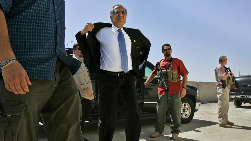 LEIESOLDATER: Her ser man Blackwater-personell som vokter USAs tidligere ambassad�r til Irak, Zalmay Khalilzad. Foto: SCANPIX