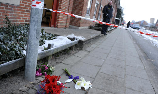 SORG: S�rgende har lagt ned blomster. Foto: Jesper Kristensen/Scanpix
