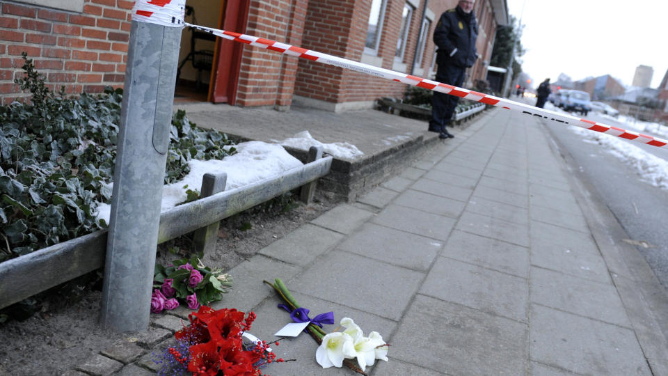SORG: S�rgende har lagt ned blomster ved �stedet. Foto: Jesper Kristensen/Scanpix