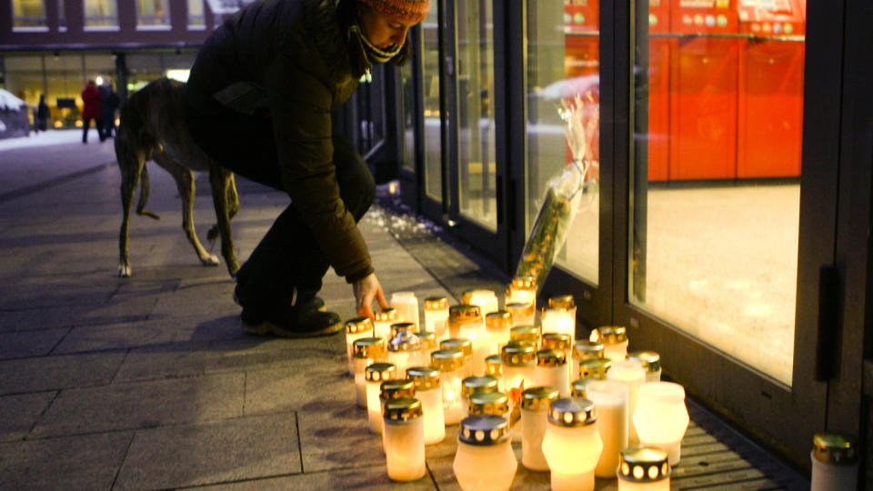 SORG: S�rgende har i dag lagt ned lys ved kj�pesenteret. Foto: AP Photo/Markus Schreiber/Scanpix