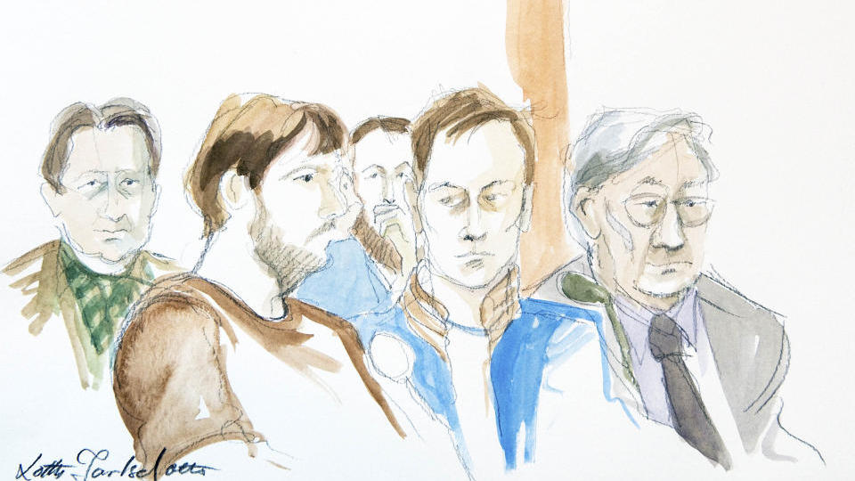 D�MT: Pirate Bays Peter Sunde og Gottfrid Svartholm Warg tegnet sammen med forsvarer Peter Althini under rettsaken i Stockholm tingsrett i april 2009, der de fire bakmennene ble d�mt til ett �rs fengsel og 20 millioner i b�ter for medvirkning til brudd p� opphavsretten. Tegning: Lotta Jarlsdotter / SCANPIX
