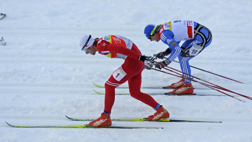 NEKTER � TAPE: N�r Petter Northug lukter seier kjenner han tilsynelatende ingen grenser. I dag s� han ut til � v�re h�pl�st plassert med en kilometer igjen til m�l, men igjen m�tte konkurrentene gi tapt for nordmannens enorme avslutning. Foto: AP Photo/Matthias Rietschel
