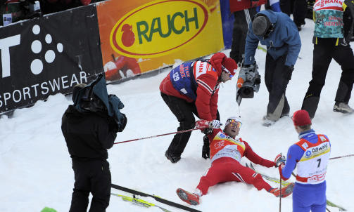 TOK UT ALT: Petter Northug var tom for krefter etter sin vanvittige langspurt. Foto: AP Photo/Jens Meyer