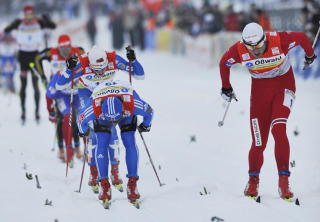 TOK RUSSEREN P� DE SISTE METERNE: Northug var s� stiv at han ikke greide � stikke fram foten, men det holdt likevel. Foto: AP Photo/Matthias Rietschel