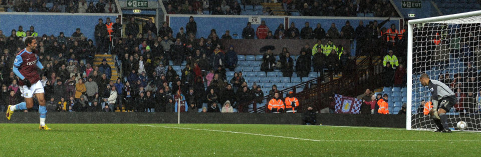 M�LSCORER: Innbytter John Carew b�de skaffet og scoret p� straffespark da Aston Villa slo ut Blackburn i FA-cupens tredje runde.Foto: SCANPIX/AFP PHOTO/ANDREW YATES