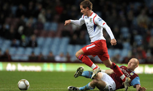 M�LGIVENDE: Morten Gamst Pedersen slo corneren som ledet til Blackburns reduseringsm�l. Her er han i duell med James Collins.Foto: SCANPIX/AFP PHOTO/ANDREW YATES