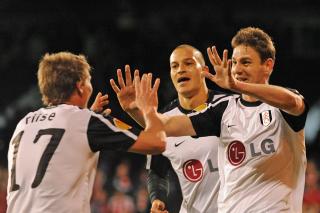 SPILTE FOR FULHAM: Bj�rn Helge Riise (t.v.) fikk spille 90 minutter for Fulham i 1-0 seieren over Swindon. Bobby Zamora (midten) scoret hjemmelagets m�l.Foto: SCANPIX/EPA/GERRY PENNY
