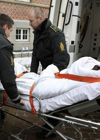 P� B�RE I RETTEN: Den 28 �r gamle attentatmannen ble trillet inn til fengselsm�te p� b�re, etter � ha blitt skutt av dansk politi under �kseangrepet. Han ble varetektsfengslet i 25 dager, hvorav 14 av dem m� sones i isolat. Foto: AP PHOTO/SCANPIX
