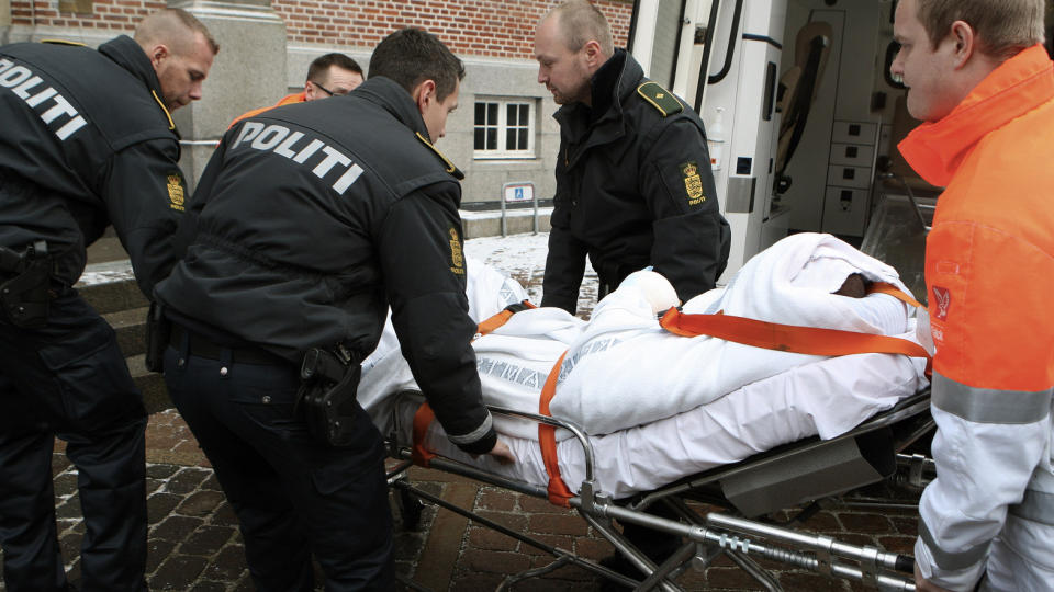 FENGSLET I DAG: 28-�ringen ble skutt to ganger, men m�tte likevel m�tte opp selv under fengslingen i dag. Foto: AP Photo/Polfoto, Ernst van Norde/Scanpix